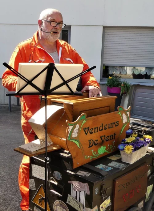 Moment vielle pendant le spectacle "Cache ta joie !" - Vendeurs de Vent